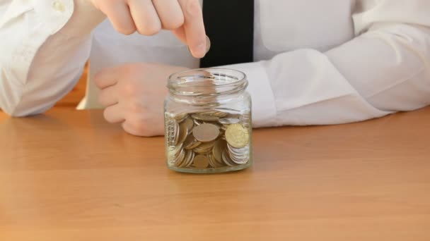 Концепція Пенсійних Заощаджень Монети Падають Скляну Банку Вид Спереду — стокове відео