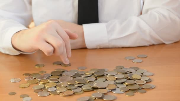 Kleines Gehaltskonzept Die Hand Zählt Münzen Auf Einem Holztisch Frontansicht — Stockvideo