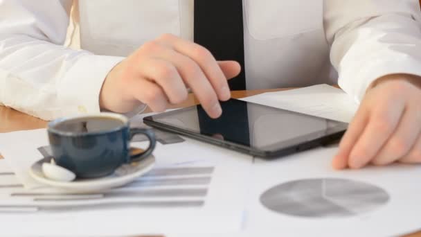 Ofis Kavramı Her Gün Çok Çalışan Tablet Bilgisayar Ekranında Grafikle — Stok video