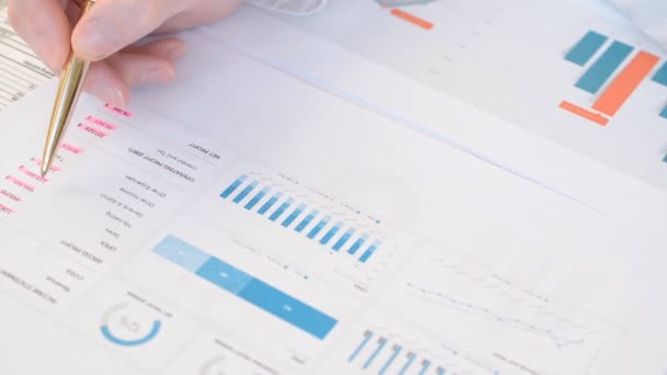 Geschäftsmann Prüft Finanzberichte Auf Nahaufnahme Diagramme Und Diagramme Auf Dem — Stockvideo