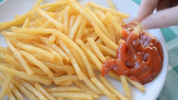 Вкусная картошка фри на тарелке с кетчупом — стоковое видео