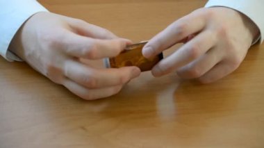 Eline şişeden ilaç dök.