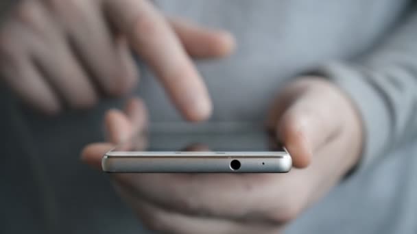Adulto maschio mano scrittura SMS, sms su smartphone — Video Stock