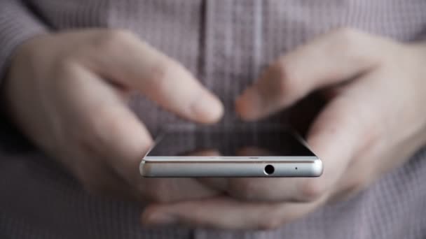 男性の手高速入力smsメッセージ上の電話 — ストック動画