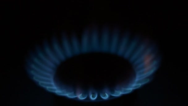 Quemador de gas sobre fondo negro — Vídeo de stock
