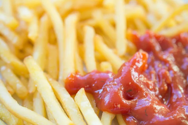 Papas fritas con fondo de ketchup — Foto de Stock