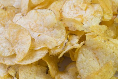Tabak arkaplanında patates cipsi
