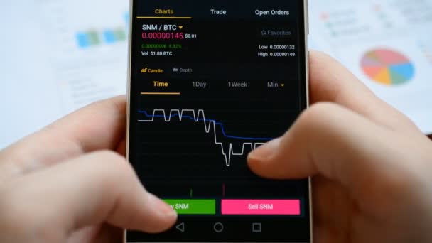 Empresario está comprobando Bitcoin gráfico de precios en el intercambio digital en la pantalla del teléfono móvil — Vídeos de Stock