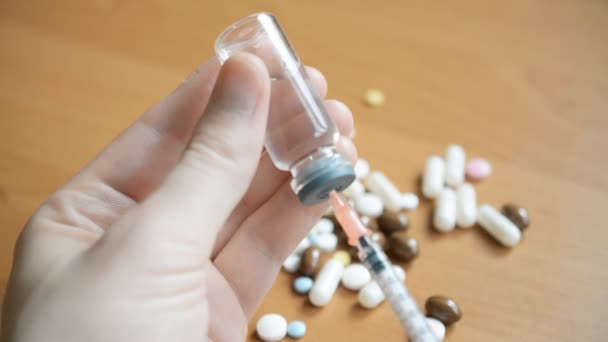 Läkarens Händer Fyller Sprutan Med Vaccin Och Förbereder För Injektion — Stockvideo