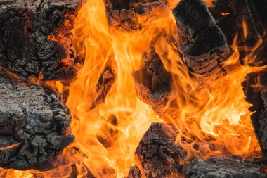 Yangın arka planda yakın