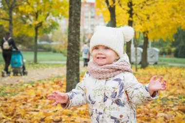 Küçük kız büyük yumuşak bir oyuncakla yürüyor