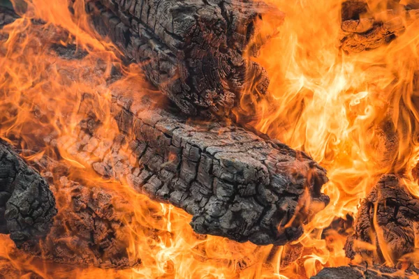 Crista de chama na queima de madeira na lareira — Fotografia de Stock