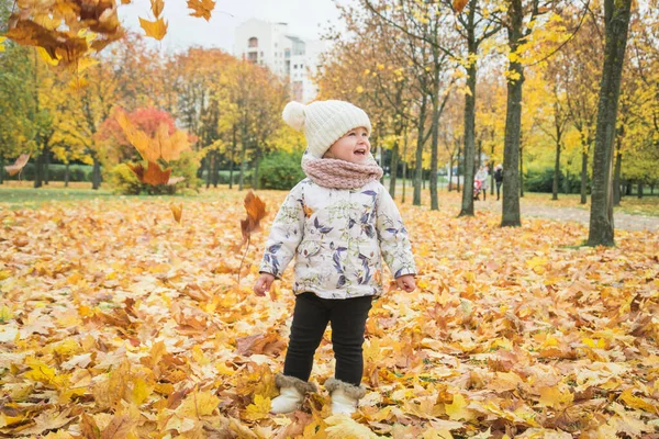 sonbahar yaprakları ile oynarken sevimli bebeğim