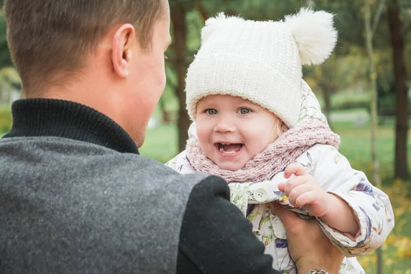 Attraktiver Papa spielt im Herbstpark mit seiner kleinen zweijährigen Tochter — Stockfoto