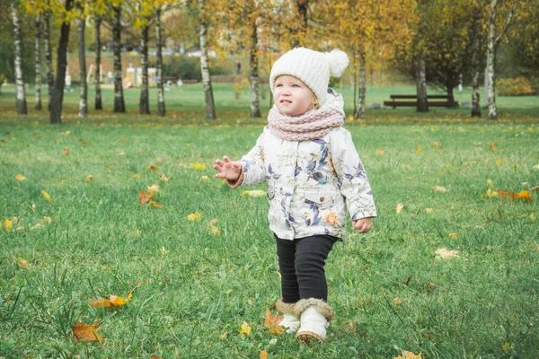 Happy little girl in autumn park — Stock Photo, Image