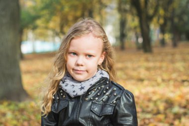 Beş yaşında güzel bir kız portresi