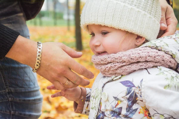 Kleines schönes, glückliches zweijähriges Mädchen im Herbstpark — Stockfoto