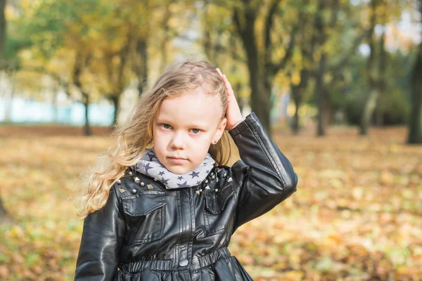 Retrato de niña hermosa de cinco años — Foto de Stock