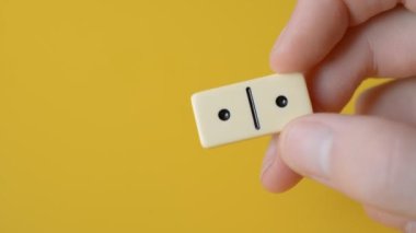 Sarı arka planda erkek parmak domino çipi