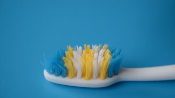 Zahnbürstenpasta auf Zahnbürste aus nächster Nähe — Stockvideo
