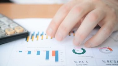 Erkek eli masaya hafifçe vuruyor.