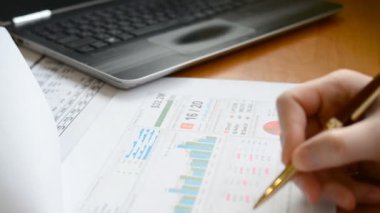 İş projesine bakan ve pazar verilerini analiz eden finans müdürü