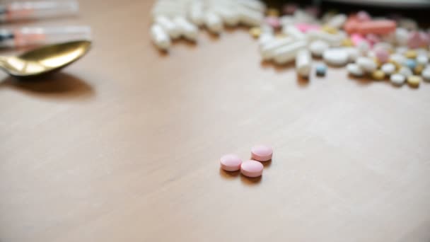 Pílulas rosa homem dedos em movimento, conceito médico — Vídeo de Stock