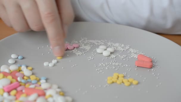 Primo piano targa tossicodipendente con pillole di droga — Video Stock
