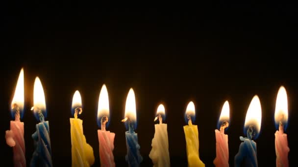 Diez velas de cumpleaños ardientes — Vídeos de Stock