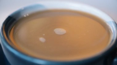 kahve bir fincan dökme