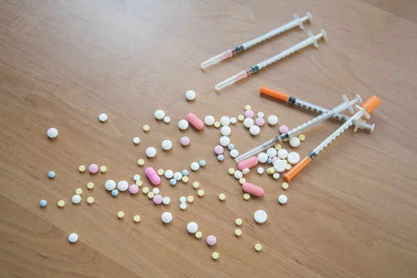 Drugs Tabletten Een Lepel Een Spuit Een Houten Tafel Close — Stockfoto