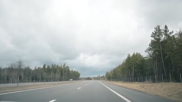 Vista de la carretera dentro del coche — Vídeos de Stock