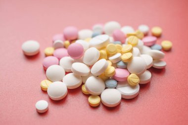 Kırmızı arka planda bağışıklık yetmezliği olan hastalar için tıbbi terapi.