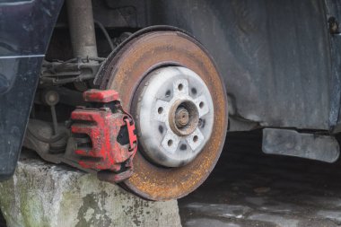 Kirli disk arabanın freni. Yaklaş.