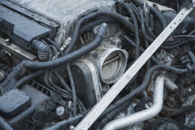 Araba kazası motorunun bir kısmı kapalı.