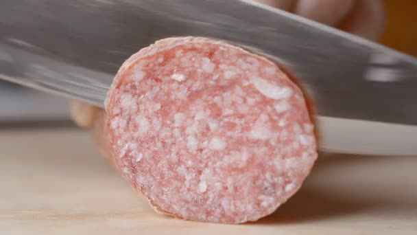 Chef Man cuts into thin slices fatty sausage — Stockvideo