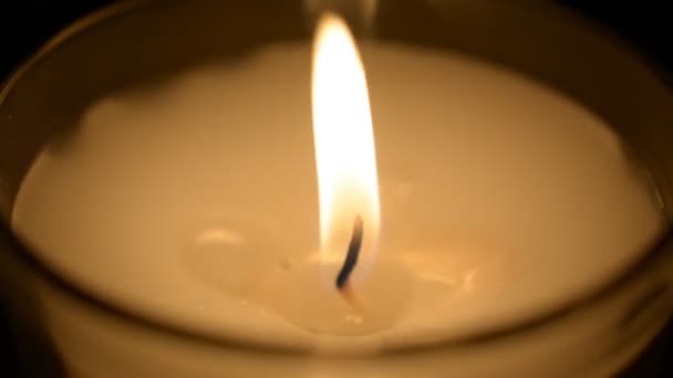 Одиночное пламя свечи — стоковое видео