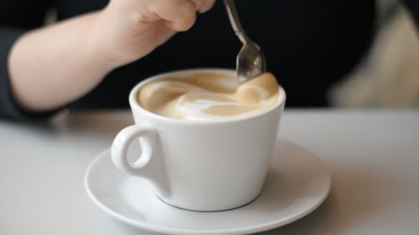 Vrouwelijke hand Theelepel Roeren Koffie cappuccino — Stockvideo