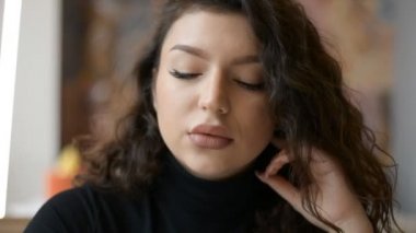 Restoranda dondurma yiyen güzel bir kızın portresi.