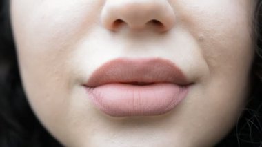 Büyük kadın dudakları.