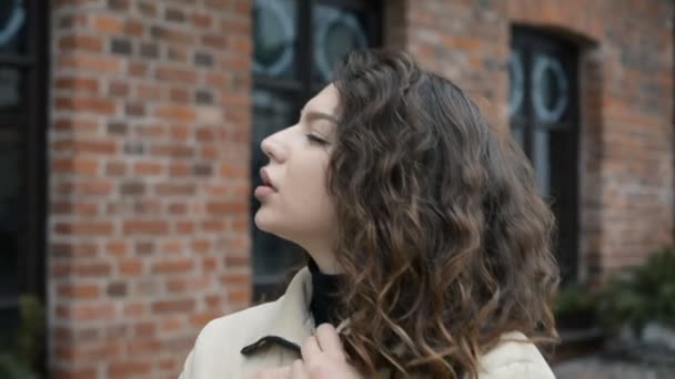 Hermosa mujer caminando en la calle de la ciudad — Vídeos de Stock