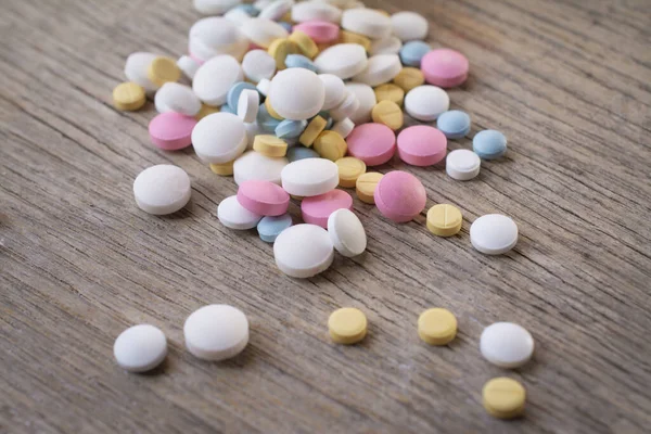 木製のテーブルの上に強力な鎮痛薬の薬中毒の概念 — ストック写真
