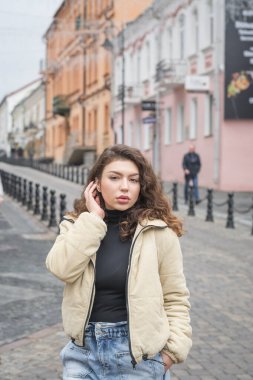 Şehir ortamında modern gençlik fotoğrafçılığı.