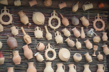 Turistler için el yapımı seramik çömlek dükkanı, seyahat konsepti