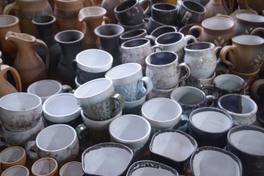 Turistler için el yapımı seramik çömlek dükkanı, seyahat konsepti