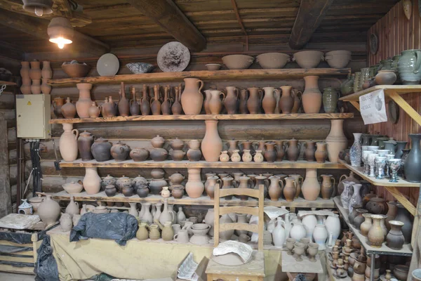 Turistler için el yapımı seramik çömlek dükkanı, seyahat konsepti