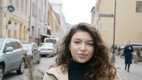 Милая девушка идет по улице — стоковое видео