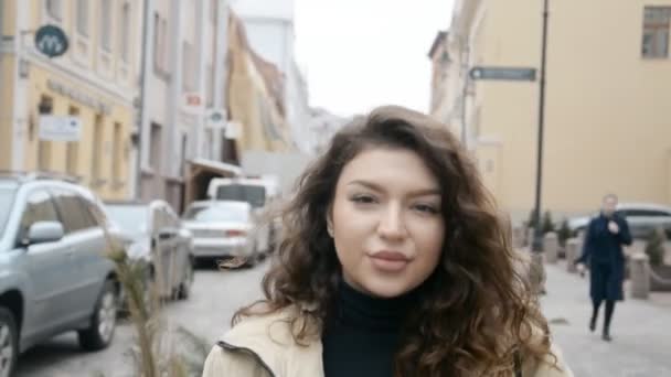 Menina agradável caminha rua abaixo — Vídeo de Stock