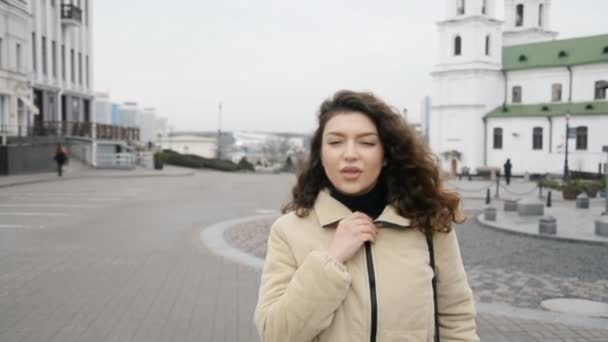 Conceito de estilo de vida urbano, retrato de menina bonita — Vídeo de Stock