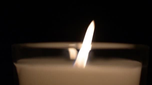 Ароматное пламя свечи на темном фоне — стоковое видео